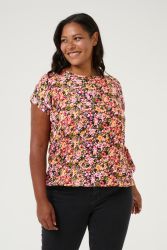 Blomstret plussize bluse med korte ærmer og peplumskær, parret med sorte bukser, idéel til forårs- og sommergarderoben.