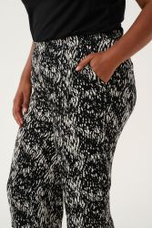 Trendy plussize mønstrede bukser med elastisk talje og afslappet pasform, ideelle til både hverdag og kontor.