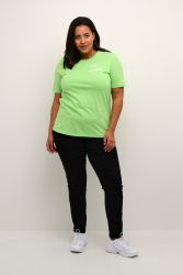Neon grøn t-shirt med slogan og sorte slim-fit jeans præsenteret i plussize stil, perfekt til hverdagsbrug.