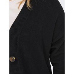 Sort plussize strikcardigan med en knapdetalje, tæt på visning af tekstur og pasform.
