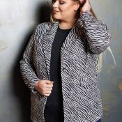 Stilfuld zebra-print jakke med smarte detaljer, ideel til plus size mode.