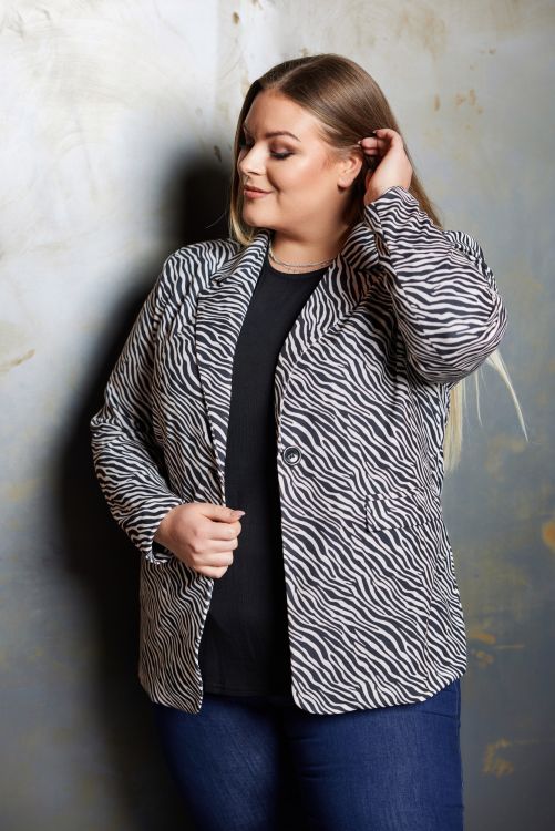Stilfuld zebra-print jakke med smarte detaljer, ideel til plus size mode.