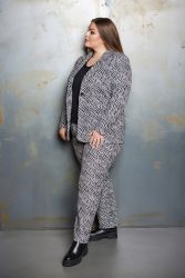 Moderne plussize sæt med zebra-print, inkluderende jakke, koordineret med enkel top og sorte støvler.