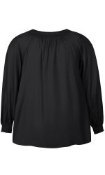 Sort plussize bluse med rynket halsudskæring og lange ærmer i størrelse 42-56, egnet til både hverdag og kontor.