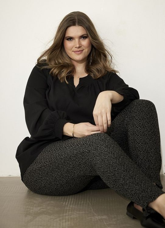 Sort plussize bluse og mønstrede bukser, casual elegant stil, til hverdagsbrug eller kontor.