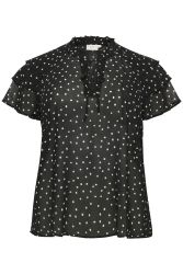 Sort prikket bluse med korte flæseærmer og bindebånd ved halsen, i plussize.