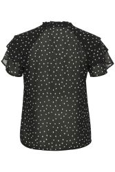 Sort prikket bluse i plussize med korte flæseærmer og nøglehulsudskæring bagpå, egnet til hverdag og kontor.