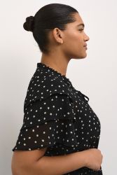 Sort prikket bluse med flæseærmer og rund halsudskæring til plus-size mode.