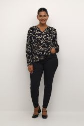 Sort og beige mønstret bluse med lange ærmer og sort bukser plus size, kombineret med sorte højhælede sko.