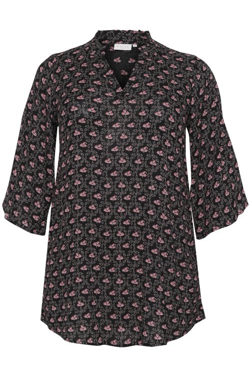 Plussize tunika i sort med rosa blomsterprint, trekvartærmer og V-udskæring, egnet til hverdagsbrug og kontormiljøer.
