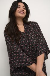 Sort bluse med lyserøde blomsterprint, løs pasform og korte ærmer, velegnet til både hverdags- og arbejdstøj i plussize.