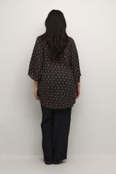 Elegant plussize tunika med mønster bagfra kombineret med sorte bukser, perfekt til kontor- eller afslappet brug.
