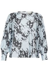 Plussize bluse med abstrakt grå og hvid print, lange ærmer og rund halsudskæring.