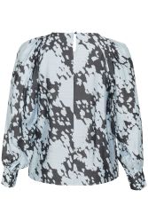 Plussize bluse med abstrakt print i grå og hvidtone, lange ærmer og rund halsudskæring.