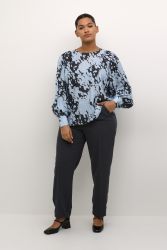 Elegant plussize outfit med mønstret bluse og sorte office bukser, perfekt til professionelt brug.