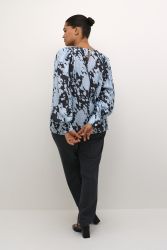 Blå og sort mønstret bluse med rund hals og lange ærmer samt sorte trousers med en afslappet pasform og høj talje.