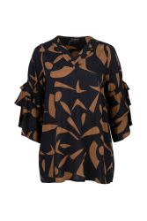 Plussize bluse med grafisk mønster i sort og beige, v-hals og flæseærmer, perfekt til både hverdag og fest.