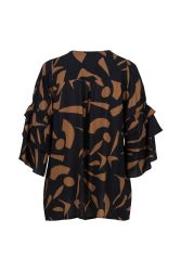Sort plussize bluse med brun abstrakt mønster og rynkede ærmer, isoleret på hvid baggrund.