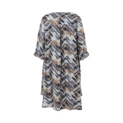 Elegante plussize sommerkjole med grafisk mønster i blå og brune nuancer, bæredygtige materialer, ideel til fritid og fest.