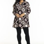 Plussize tunika i geometrisk mønster med sorte leggings og ankelstøvler for et moderne og stilfuldt look.