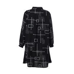 Lang, sort skjorte med hvidt geometrisk mønster i plussize, trendy stilfuld overdel til hverdagsbrug eller kontoret.