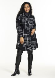 Outfit med grafisk print kjole og sorte læderstøvler.