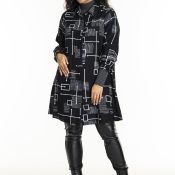 Moderne plussize kjole med grafisk mønster og rullekrave, matchet med sorte læderstøvler.