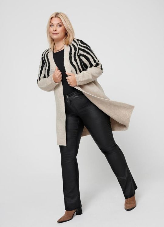 Moderne plussize outfit med en beige og sort stribet cardigan samt sorte coated jeans kombineret med brune ankelstøvler.