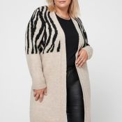 Lang cardigan med zebra-print, perfekt til plussize mode, kombineret med sort top og trendy læderlook bukser.