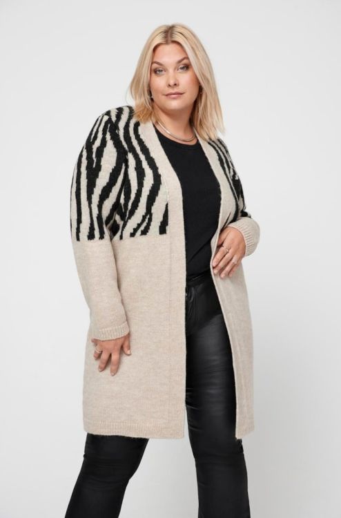 Lang cardigan med zebra-print, perfekt til plussize mode, kombineret med sort top og trendy læderlook bukser.