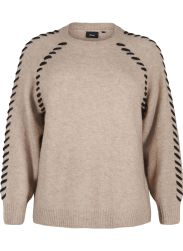 Beige plussize sweater med sorte dekorative sømme langs ærmerne, rund halsudskæring og ribkant.