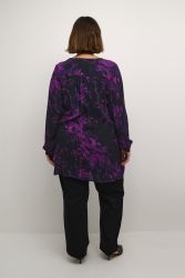 Plussize tunika med lilla blomsterprint og sorte bukser, bagfra visning, ideel til hverdag og kontorbrug.