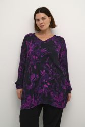 Langærmet plussize bluse med blomstermønster i lilla og sorte nuancer, v-hals og løstsiddende pasform.