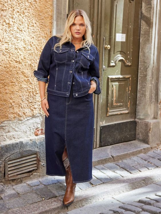 Plussize denim jakkesæt med nederdel og jakke i et urban miljø.