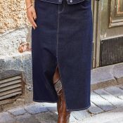 Lang denim nederdel med slids og matchende jakke kombineret med brune støvler, velegnet til plussize hverdagsmode.