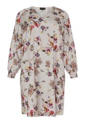 Plussize kjole med blomster- og fugleprint, V-hals og lange ærmer, i størrelser 42-56. Ideal til hverdag og fest.