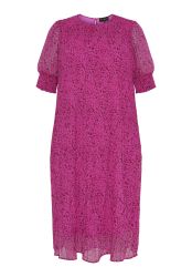 Plussize pink kjole med leopardprint, korte flæsermer og rund halsudskæring, ideel til garderoben.