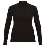Langærmet sort top med diskret blondedetalje, matchet med sort buks, fra plus size-kollektionen.