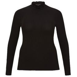 Langærmet sort top med diskret blondedetalje, matchet med sort buks, fra plus size-kollektionen.