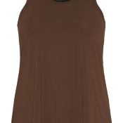 Brun ærmeløs plussize top til hverdagsbrug, med rund hals og flatterende snit.