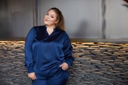 Blå plussize tunika med strukturmønster og V-udskæring, ideel til hverdagsbrug eller kontormode.