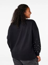 Sort bluse i plussize med perlebesatte ærmer set fra bagsiden, ideel til både hverdag og kontorbrug.