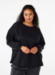 Sort plussize bluse med perlebesatte ærmer, tilgængelig i størrelser fra 42 til 56, ideel til både casual og formelt brug.