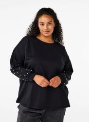 Sort plussize bluse med perlebesatte ærmer, tilgængelig i størrelser fra 42 til 56, ideel til både casual og formelt brug.