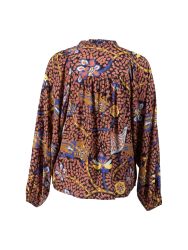 Mønstret plussize bluse med lange ærmer og rund hals, i farverigt blomsterprint på en neutral baggrund.