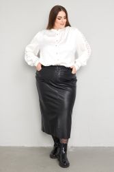 Outfit med hvid bluse med knapper og detaljeret ærmekant, samt sort læderlook nederdel og sorte støvler.