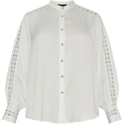 Elegant hvid skjorte med knaplukning og udskårne detaljer på ærmer og skuldre. Ideal til plussize modebehov.