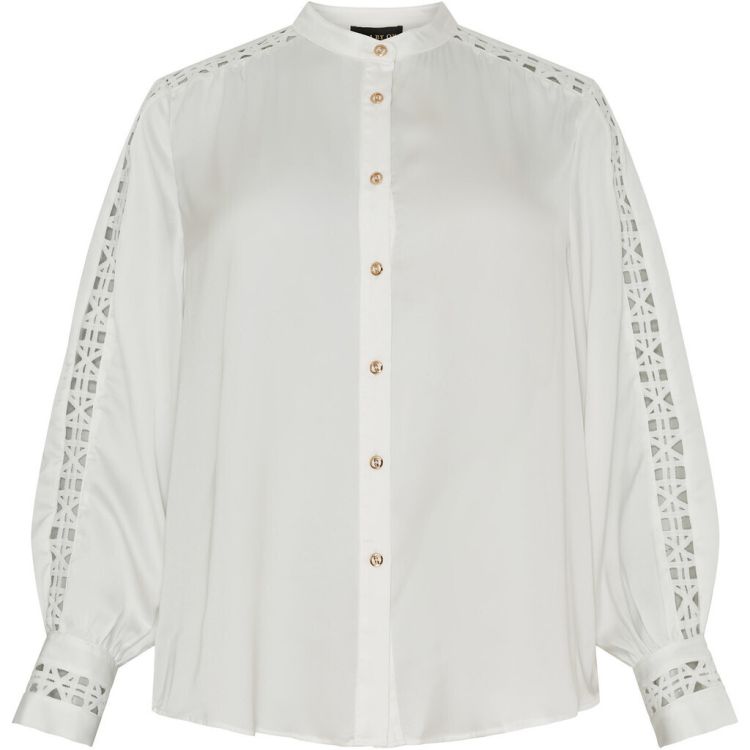 Elegant hvid skjorte med knaplukning og udskårne detaljer på ærmer og skuldre. Ideal til plussize modebehov.