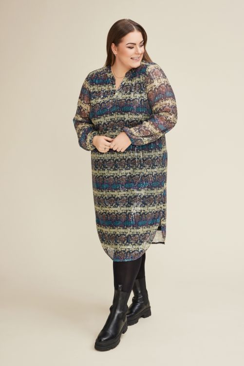 Multifarvet meleret plussize kjole med lange ærmer og høj hals, kombineret med sorte støvler og strømpebukser.