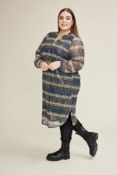 Mønstret plussize kjole i a-snit med lange ærmer og rund hals, kombineret med sorte leggings